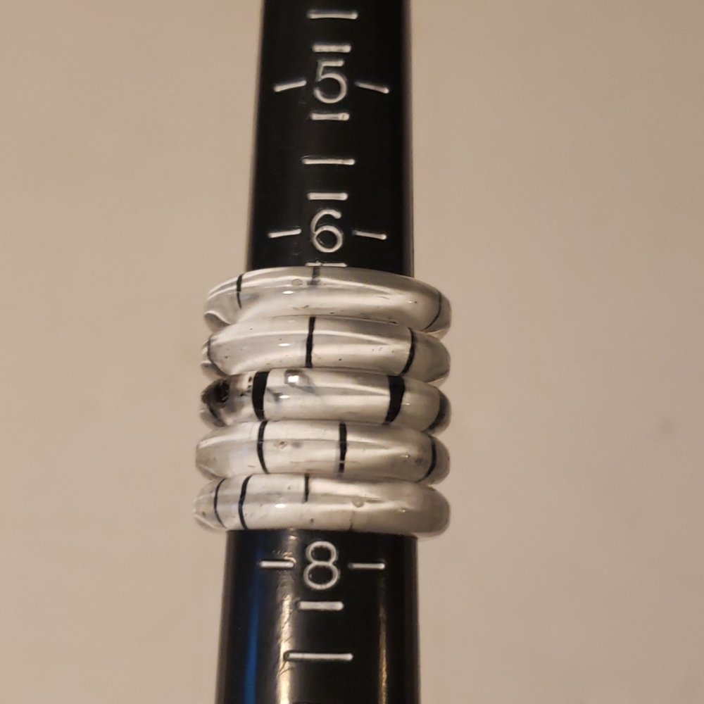 White & Black Plastic Rings x5 Size 7.5